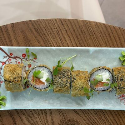 Жареный ролл с лососем в Domo по цене 860 ₽