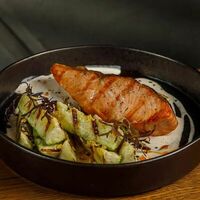 Стейк лосося с кабачками в Krombacher Beer Kitchen