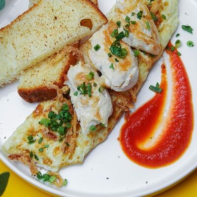 С куриной грудкой глазунья в Сырник по цене 430 ₽