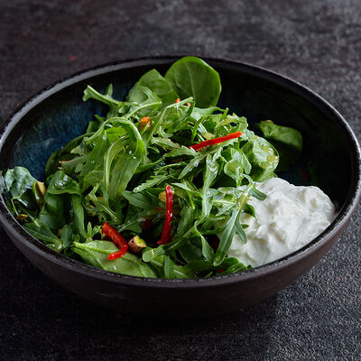 Зеленый салат с авокадо и страчателлой в Frank by Баста по цене 870 ₽