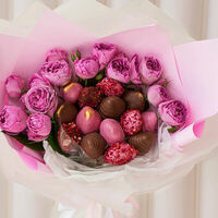 Букет клубники в шоколаде с кустовыми розами #53 в SOK - клубника в шоколаде