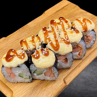 Карамельный лосось под сырной шапочкой в Роллы по себестоимости по цене 475 ₽