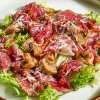 Салат с ростбифом в Сакура