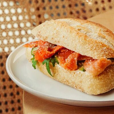 Сэндвич с чилийским кижучем, взбитым молодым сыром, маринованным печёным перцем в Кондитерская пекарня Варвара и Jerome по цене 488 ₽