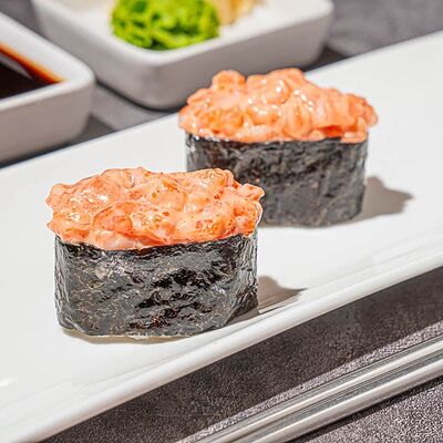 Гункан с лососем в Rock & Roll Sushi по цене 340 ₽