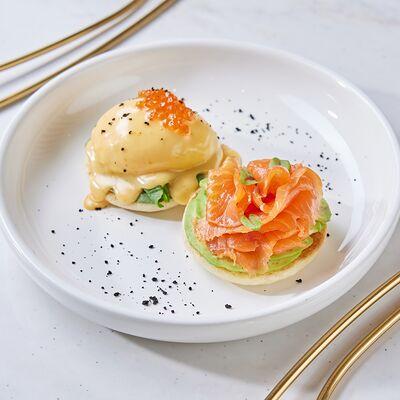 Оладья с голландским соусом, яйцом пашот и лососем в Море на Патриках по цене 690