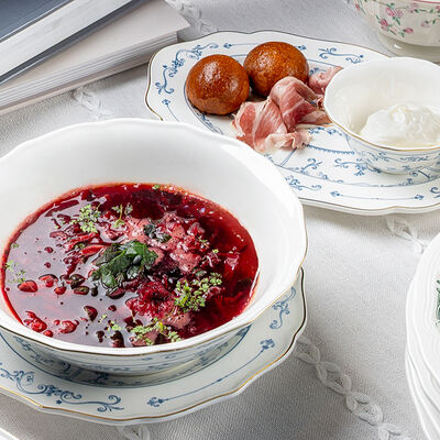 Борщ со жжёной на можжевельнике уткой и маринованной свекольной ботвой в Lores по цене 750 ₽