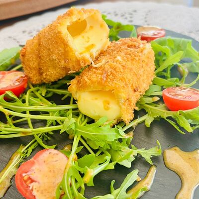 Жареная Моцарелла с рукколой и томатами в медовом соусе в Троицкий по цене 565 ₽