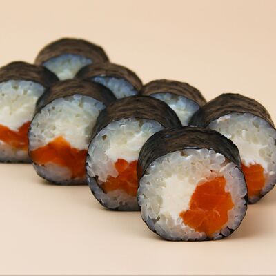 Ролл с лососем и сыром в Суши Сэгун и роллы по цене 589 ₽