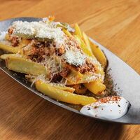 Картофель poutine в 321 Club by Novikov