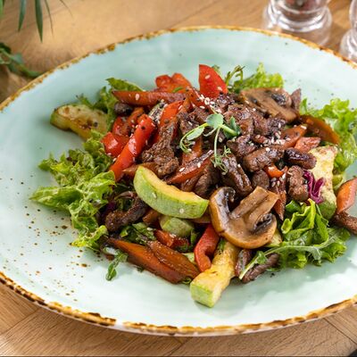 Салат Warm beef в Чих-Пых по цене 580 ₽