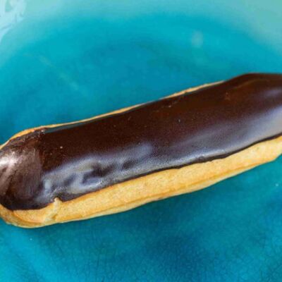 Эклер шоколадный в Поль Бейкери по цене 230 ₽