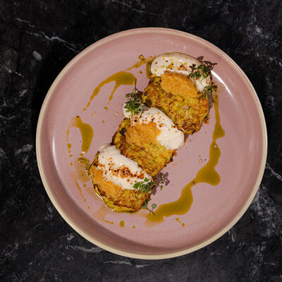 Драники из кабачка с копченой сметаной и щучьей икрой в Наша хвоя по цене 790 ₽