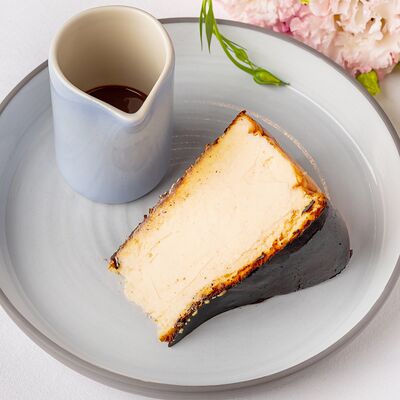 Чизкейк сан-себастьян с шоколадным соусом в Leto по цене 580 ₽