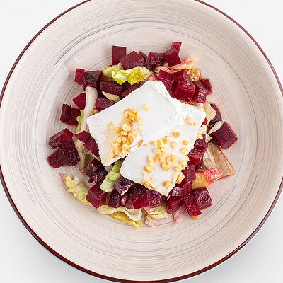 Свекольный салат с сыром «Сиртаки» в медово-горчичной заправке в Вилка Ложка по цене 147 ₽