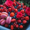 Букет с клубникой, голубикой, смородиной, макарунами и розами в Buketonline - Съедобные букеты и клубника в шоколаде по цене 6930