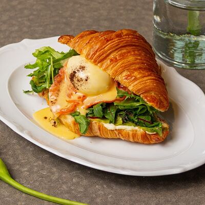 Бенедикт с лососем на круассане в Breakfast House по цене 1560 ₽