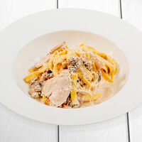 Феттучини с курицей и грибами в Перчини