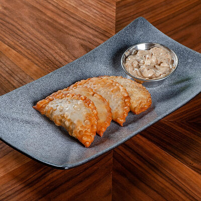 Мини-чебуреки с мраморной говядиной и трюфельным соусом в L.Е.S. по цене 490 ₽