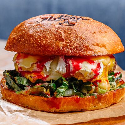 Бургер с камамбером и брусникой в Москва по цене 580 ₽