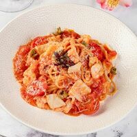 Паста с морепродуктами в соусе аррабиата в Круассан-кафе