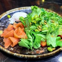 Салат с лососем, киноа и пашот в Мацони