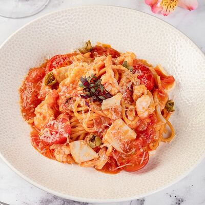 Паста с морепродуктами в соусе аррабиата в Круассан-кафе по цене 785 ₽