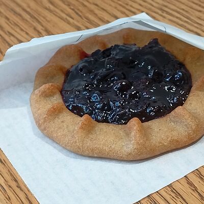 Галета постная с чёрной смородиной в ОКофе по цене 310 ₽