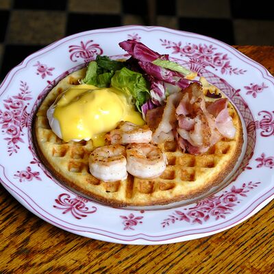 Картофельная вафля с беконом и креветками в Дюбонне по цене 580 ₽