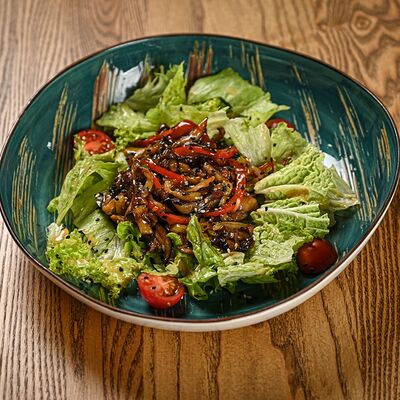 Теплый салат с говядиной в Зоя в планке по цене 800 ₽