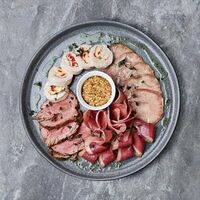 Мясное ассорти в Mishka Bar