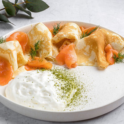 Блинчик с лососем и муссом из пармезана в Godji по цене 420 ₽