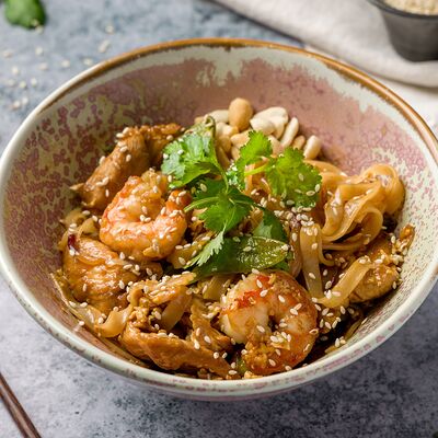 Пад-Тай с курицей и креветкамив Poke & TomYum по цене 890 ₽