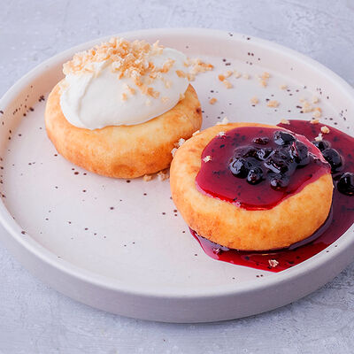 Сырники с вареньем и сметаной в Мечтатели по цене 410 ₽