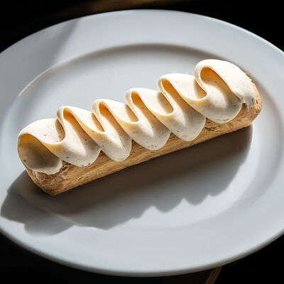 Эклер Корица-соленая карамель в La Maison гастробутик по цене 210 ₽