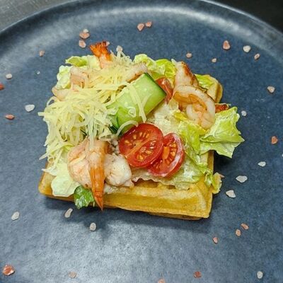 Картофельная вафля Цезарь с креветками в ЧиллМил по цене 600 ₽