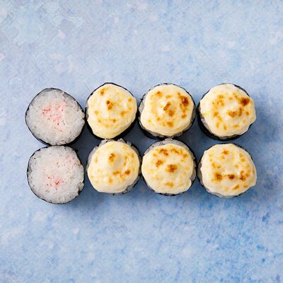 Запеченный мини-ролл с крабом в Rocky Rolls - японская кухня по цене 249 ₽