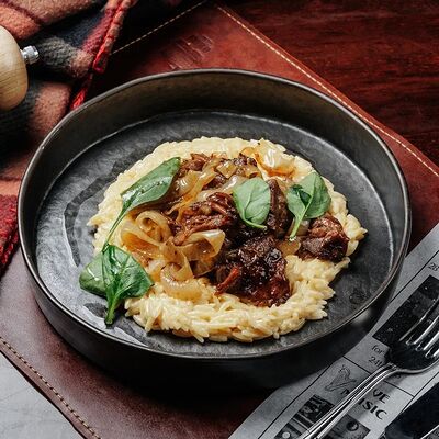 Томлёные говяжьи щёчки с орзо в Охара по цене 990 ₽