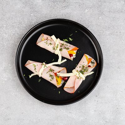 Рулетики с ветчинойв Лори кафе по цене 550 ₽