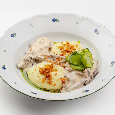 Бефстроганов с картофельным пюре, вешенками и сливочным соусом в Begin cafe по цене 1060 ₽