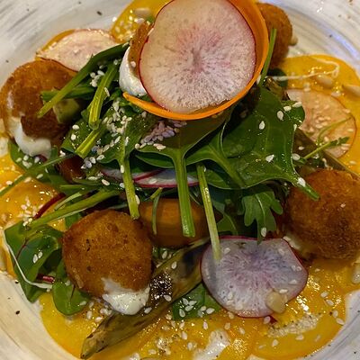 Салат с жареной моцареллой в Караоке Соло по цене 630 ₽