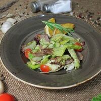 Салат тёплый с уткой в Паровозовъ