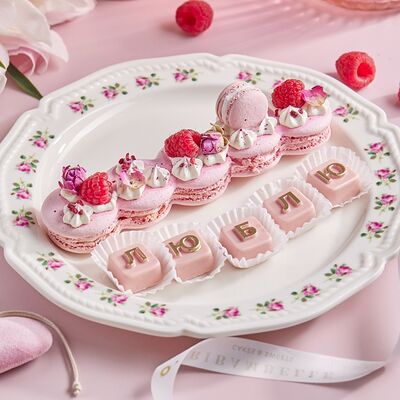 Набор макаронс и конфет Люблю 8 марта в Ribambelle по цене 1700 ₽