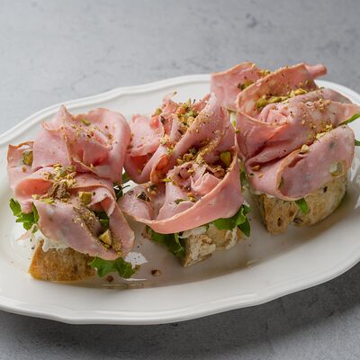 Брускетта с мортаделлой в Август бистро по цене 490 ₽