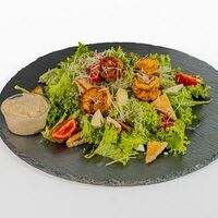Салат Цезарь с креветками в Sushi Kitchen