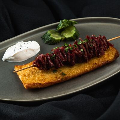 Шашлычок из пастрами на хрустящей картофельной гренке в Черная река по цене 550 ₽