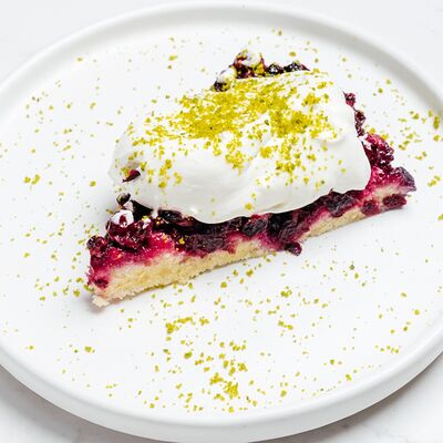 Домашний пирог с брусникой и сливочным кремом в Hello Wine по цене 440 ₽
