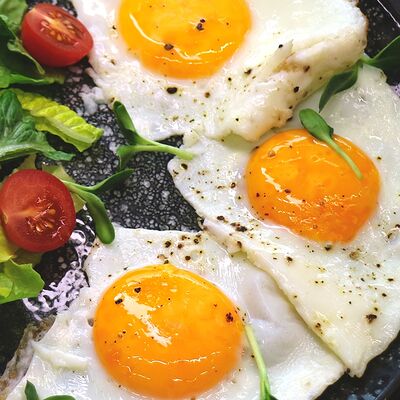 Глазунья из трёх яиц в Wellfood по цене 22 р.