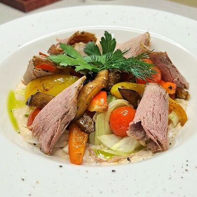 Салат с ростбифом, запеченными овощами и соусом из баклажана с грецким орехом в Троицкий по цене 1100 ₽