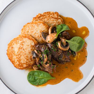 Драники с томлёной олениной и шампиньонами в Березка по цене 37 р.